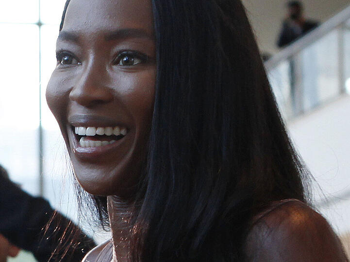 Geerbt hat Naomi ihre guten Gene wohl von ihrer Mutter, einer jamaikanischen Balletttänzerin. Die gebürtige Britin zählte neben Claudia Schiffer und Cindy Crawford zu den begehrtesten Supermodels der Neunziger.