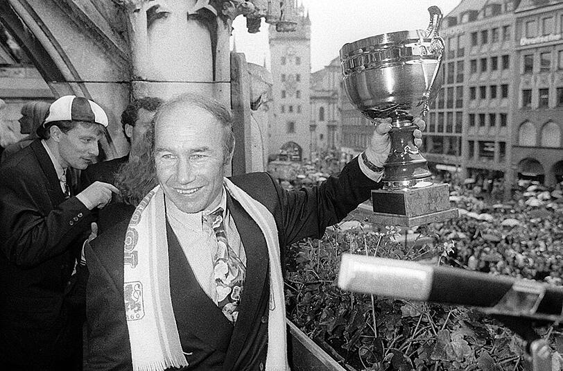 12. Juni 1991: 1860-Trainer Karsten Wettberg feiert auf dem Rathausbalkon am Marienplatz den Zweitliga-Aufstieg.