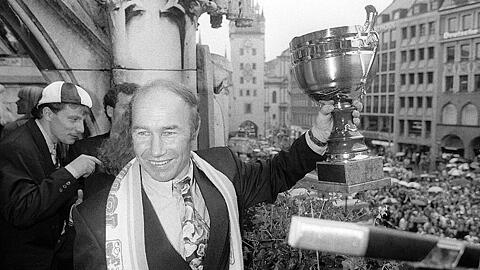 12. Juni 1991: 1860-Trainer Karsten Wettberg feiert auf dem Rathausbalkon am Marienplatz den Zweitliga-Aufstieg.