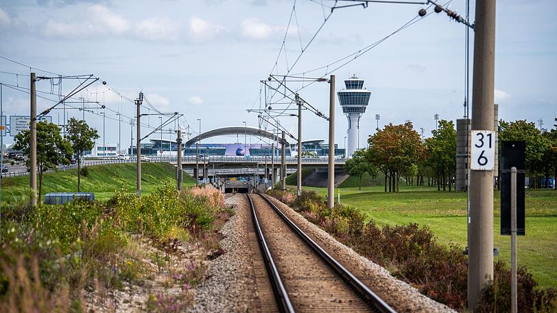 Nur ein Drittel der Reisenden fährt mit der S-Bahn zum Flughafen. Einen Express-Zug, der die Reisezeit deutlich verkürzen würde, gibt es nicht. Und ist wohl derzeit auch vom Tisch.