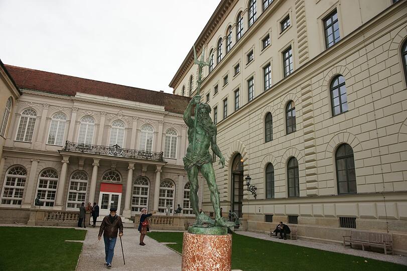 Die Neptun-Bronzeskulptur ist endlich wieder an ihrem angestammten Platz.