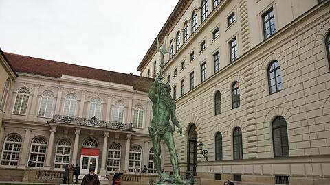 Die Neptun-Bronzeskulptur ist endlich wieder an ihrem angestammten Platz.