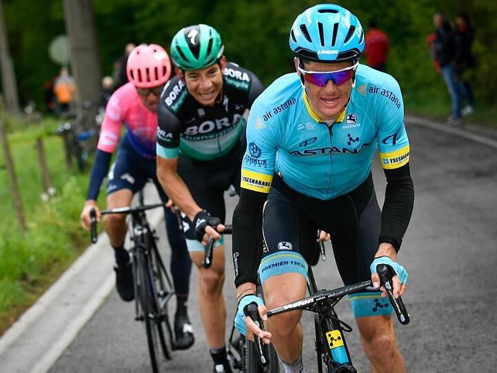 Jakob Fuglsang vom Astana Pro Team (r) hat zum ersten Mal Lüttich-Bastogne-Lüttich gewonnen.