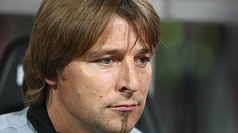 Personeller Notstand in der Club-Abwehr: Trainer Michael Oenning ist auf der Suche nach Innenverteidigern.