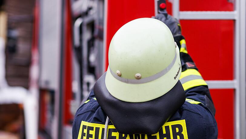 Der Schaden nach dem Brand in einer Lagerhalle ist hoch (Symbolbild).