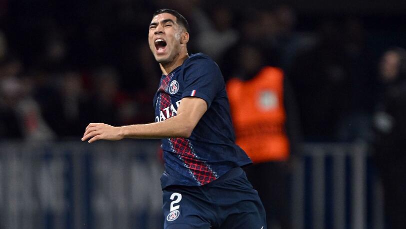 Die folgenschwere Szene: Bayerns Luis Díaz (unten) foult Achraf Hakimi bei seiner Grätsche. Die folgenschwere Szene: Bayerns Luis Díaz (unten) foult Achraf Hakimi bei seiner Grätsche.