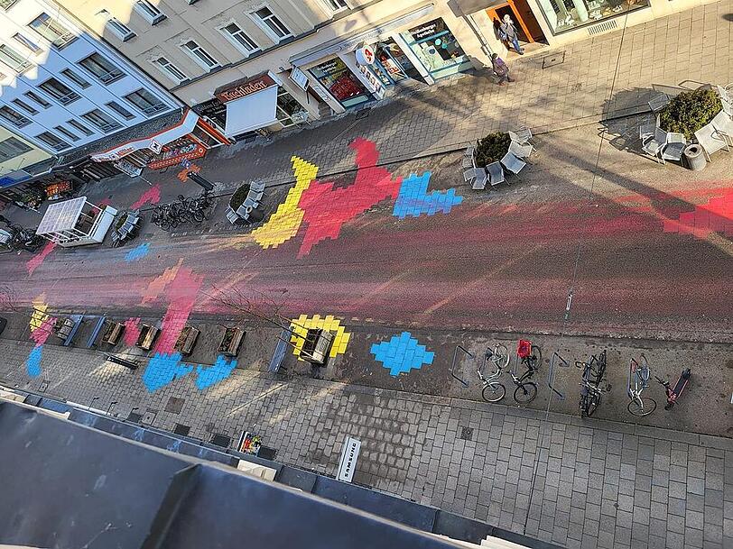 Missgl&uuml;ckte Versch&ouml;nerungsaktion: Die aufgetragene Farbe f&uuml;r die tempor&auml;re Fu&szlig;g&auml;ngerzone hat nicht lange gehalten.