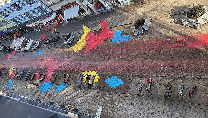 Missgl&uuml;ckte Versch&ouml;nerungsaktion: Die aufgetragene Farbe f&uuml;r die tempor&auml;re Fu&szlig;g&auml;ngerzone hat nicht lange gehalten.