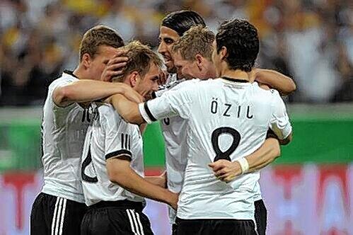 Hier feiern die Spielfreudigen: Philipp Lahm(2.v.l.) mit Lukas Podolski (links), Sami Khedira, Bastian Schweinsteiger und Mesut Oezil (v.l.)