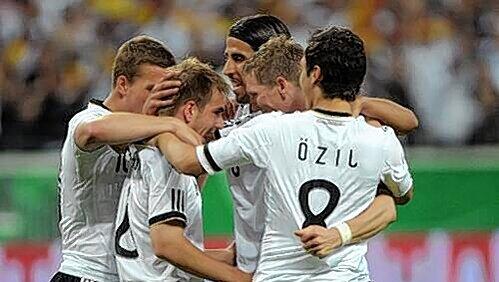 Hier feiern die Spielfreudigen: Philipp Lahm(2.v.l.) mit Lukas Podolski (links), Sami Khedira, Bastian Schweinsteiger und Mesut Oezil (v.l.) Hier feiern die Spielfreudigen: Philipp Lahm(2.v.l.) mit Lukas Podolski (links), Sami Khedira, Bastian Schweinsteiger und Mesut Oezil (v.l.)
