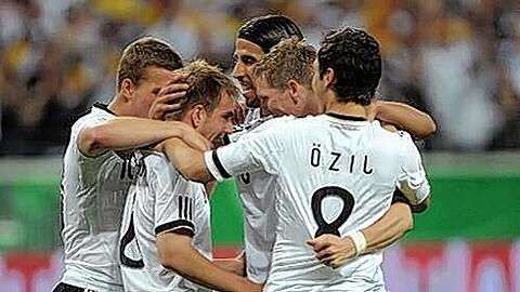 Hier feiern die Spielfreudigen: Philipp Lahm(2.v.l.) mit Lukas Podolski (links), Sami Khedira, Bastian Schweinsteiger und Mesut Oezil (v.l.)
