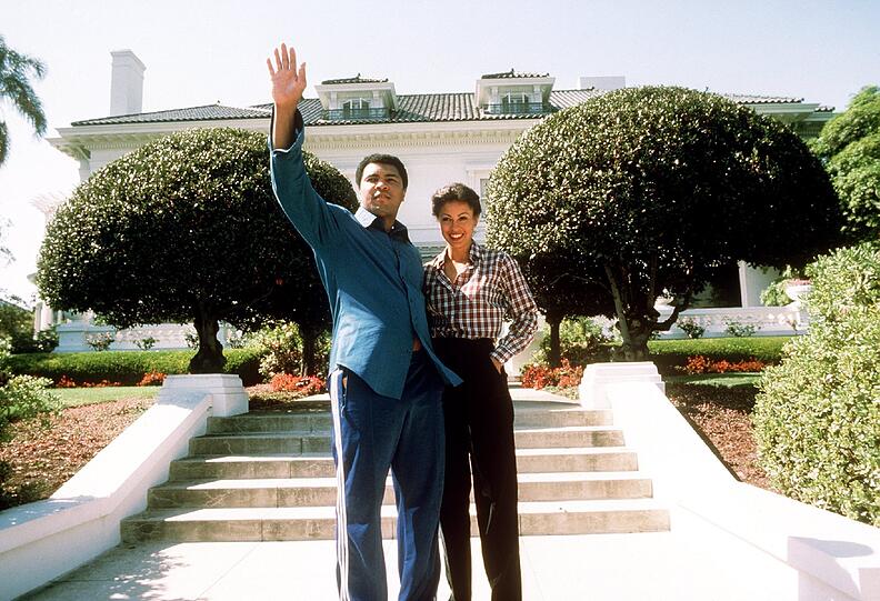 Ali, hier mit seiner Frau Veronica, über seinen Gegner George Foreman: "I've seen George Foreman shadow boxing and the shadow won." (&ldquo;Ich habe George Foreman beim Schattenboxen beobachtet. Der 
Schatten hat gewonnen.`)