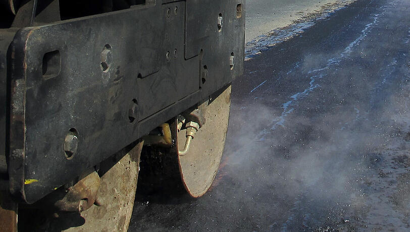 Schmiermittel und Asphaltreste wurden einem Bauarbeiter in Grasbrunn zum Verhängnis: Seine Walze rutschte deshalb von einer Rampe, fiel auf sein Bein und trennte den Unterschenkel ab. Per Rettungshubschrauber wurde der Mann in ein Krankenhaus gebracht. Schmiermittel und Asphaltreste wurden einem Bauarbeiter in Grasbrunn zum Verhängnis: Seine Walze rutschte deshalb von einer Rampe, fiel auf sein Bein und trennte den Unterschenkel ab. Per Rettungshubschrauber wurde der Mann in ein Krankenhaus gebracht.