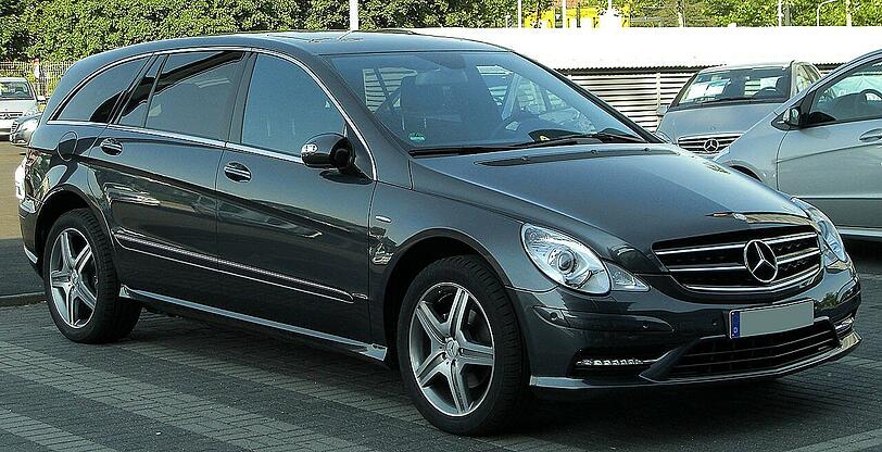 ...sein Mercedes-Dienstwagen, hier ein Symbolbild, spuckt reichlich CO2 aus.