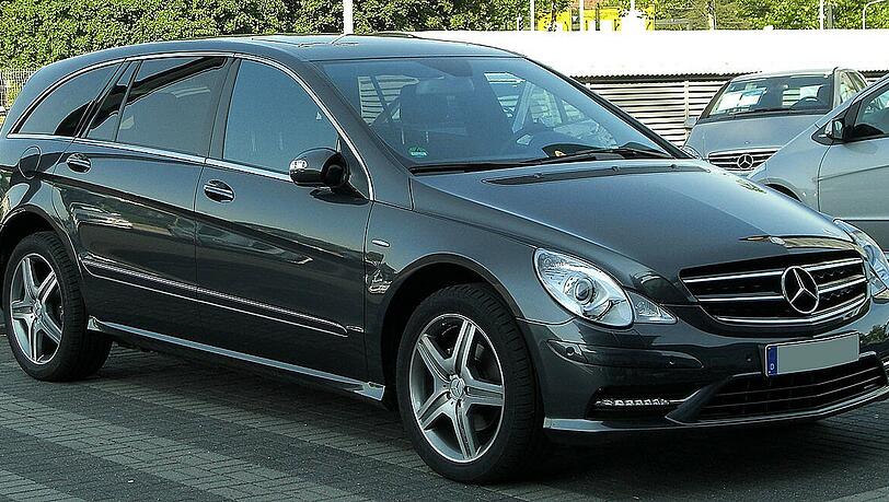 ...sein Mercedes-Dienstwagen, hier ein Symbolbild, spuckt reichlich CO2 aus. ...sein Mercedes-Dienstwagen, hier ein Symbolbild, spuckt reichlich CO2 aus.