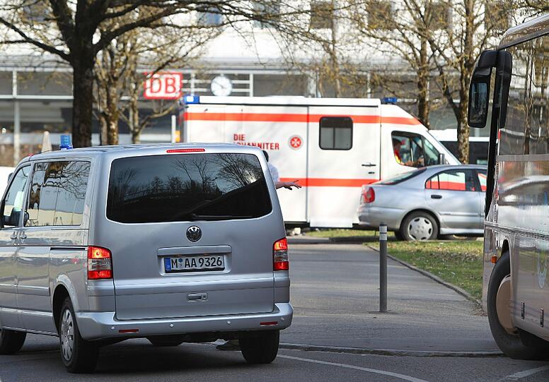 Am Bahnhof sind auch Kripo-Fahrzeuge und Krankenwagen.