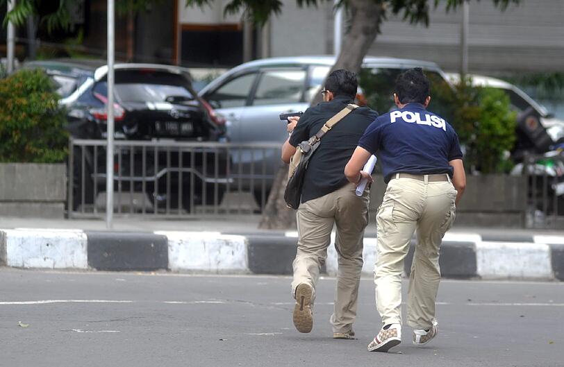 Terroranschlag in Indonesien: Bei einem Bombenanschlag und einer Schießerei in Jakarta sind mindestens sieben Menschen getötet worden.