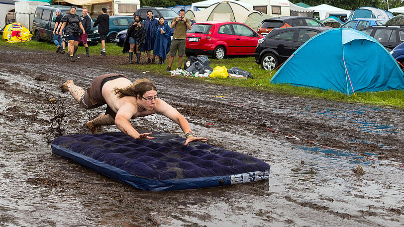 Das Wacken-Festival ist eröffnet. Die Bilder von Bier, Matsch und Fans.