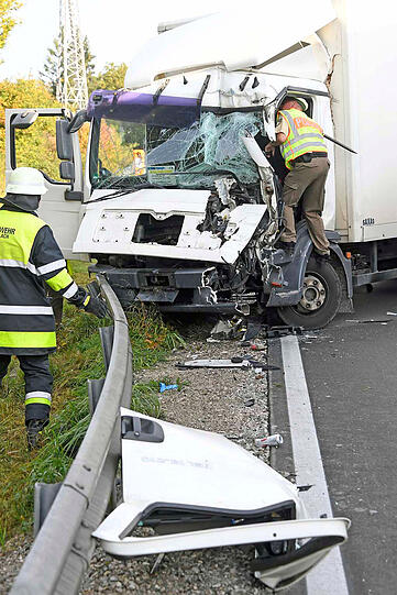 Der Lkw-Unfall legte die A8 mitten im Berufsverkehr lahm. Die Bilder.