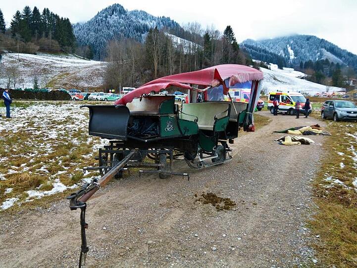 Eine demolierte Pferdekutsche nach dem Unfall auf einem Feldweg im Gemeindeteil Kappel nördlich von Pfronten.