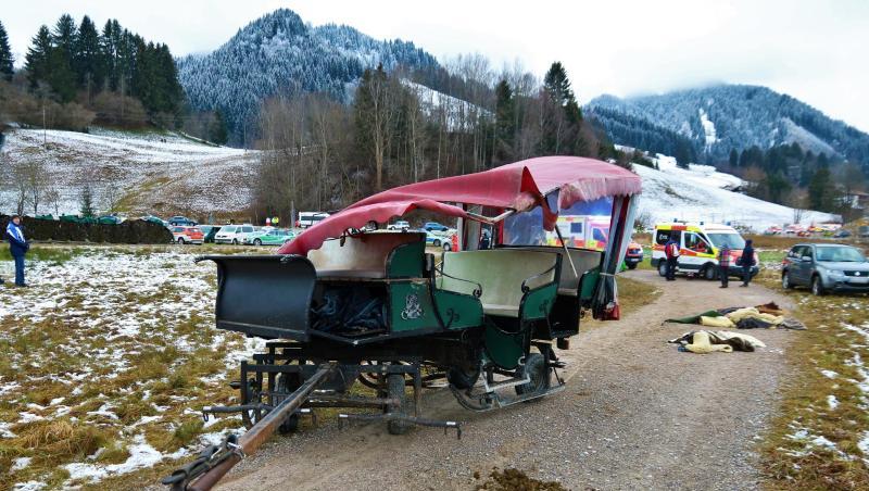 Eine demolierte Pferdekutsche nach dem Unfall auf einem Feldweg im Gemeindeteil Kappel nördlich von Pfronten. Eine demolierte Pferdekutsche nach dem Unfall auf einem Feldweg im Gemeindeteil Kappel nördlich von Pfronten.