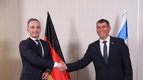 Bundesaußenminister Heiko Maas (l) wird von seinem israelischen Amtskollegen Gabi Ashkenazi in Tel Aviv begrüßt.