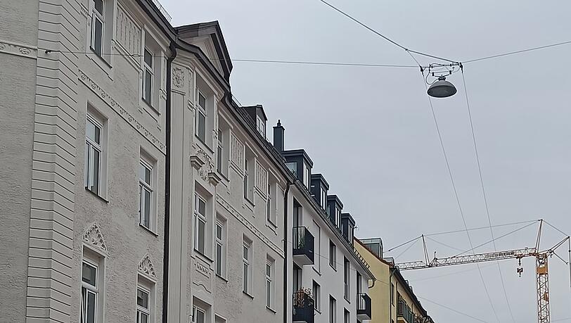 Schöne Altbauten gibt es auf dem kleinen Abschnitt der Straße zwischen Landshuter Allee und Rotkreuzplatz.