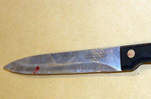 Ein 24-Jähriger wurde bei einem heftigen Streit schwer verletzt: Ein bislang Unbekannter hatte dem Opfer plötzlich ein Messer in den Bauch gerammt. Es wird wegen versuchten Mordes ermittelt. (Symbolbild)