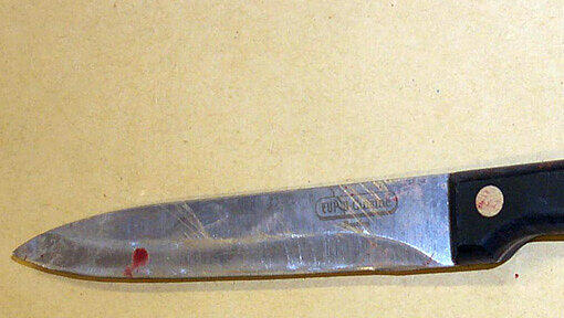 Ein 24-Jähriger wurde bei einem heftigen Streit schwer verletzt: Ein bislang Unbekannter hatte dem Opfer plötzlich ein Messer in den Bauch gerammt. Es wird wegen versuchten Mordes ermittelt. (Symbolbild) Ein 24-Jähriger wurde bei einem heftigen Streit schwer verletzt: Ein bislang Unbekannter hatte dem Opfer plötzlich ein Messer in den Bauch gerammt. Es wird wegen versuchten Mordes ermittelt. (Symbolbild)