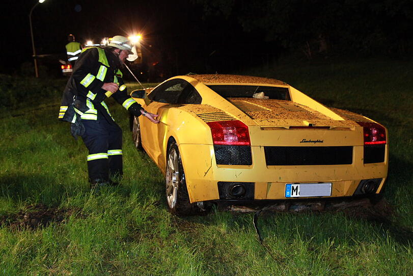 Auf regennasser Fahrbahn ist am Dienstagabend ein Münchner mit seinem Lamborghini von der Straße abgekommen und schwer verunglückt. Die Ursache war vermutlich überhöhte Geschwindigkeit. Der Fahrer musste schwer verletzt ins Krankenhaus eingeliefert werden. Die  Bilder von der Unfallstelle.