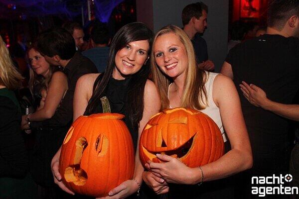 Rococo Halloween Clubbing im 8 Seasons. Mehr Bilder unter: www.nachtagenten.de.