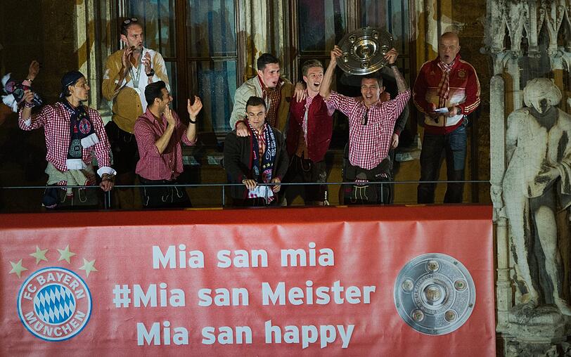 So sehen Sieger aus! Ausgelassen feiern die Bayern-Stars die früheste Meisterschaft der Geschichte. Die Bilder vom Marienplatz