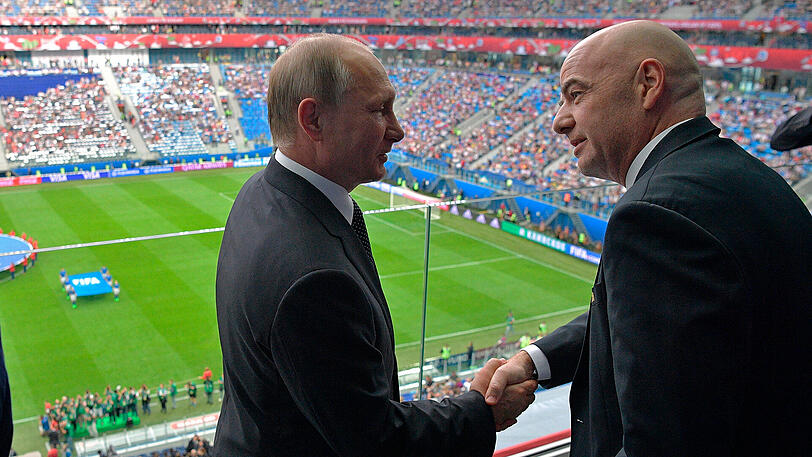 Russlands Präsident Wladimir Putin (l) und FIFA-Boss Gianni Infantino hielten vor dem Spiel eine Rede.