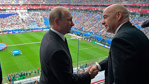 Russlands Präsident Wladimir Putin (l) und FIFA-Boss Gianni Infantino hielten vor dem Spiel eine Rede.