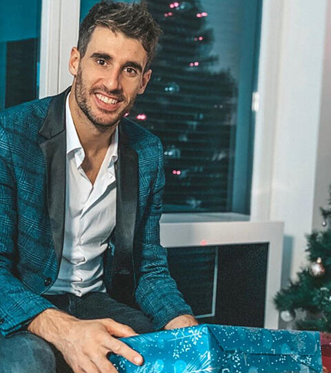 Dekorativ vor dem Weihnachtsbaum: Javi Martinez.