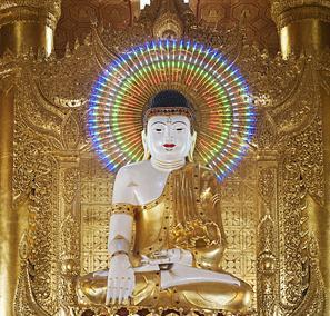 Eine Buddha-Statue in der Aung Htu Kan Tha Pagode, Pyin Oo Lwin.