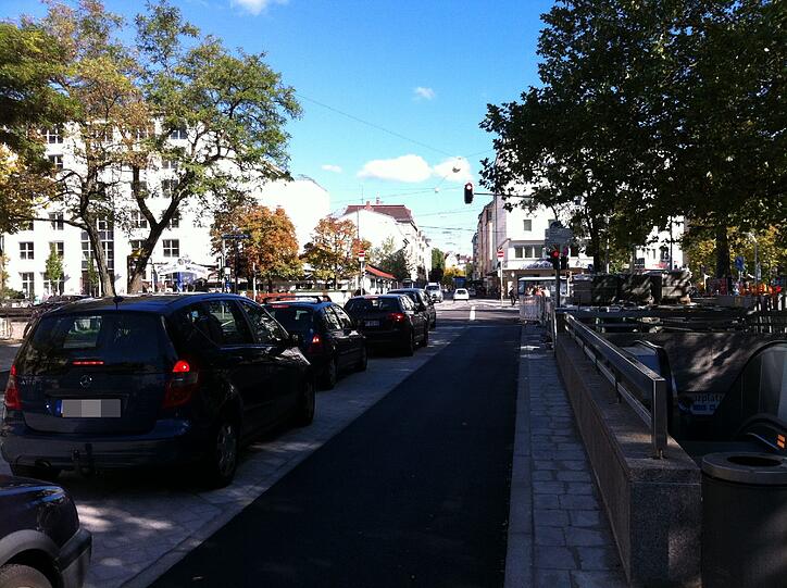 Früher gab's in Richtung Nymphenburger Straße zwei Spuren für Autofahrer, jetzt nur noch eine. Deshalb bilden sich jetzt öfter Staus.