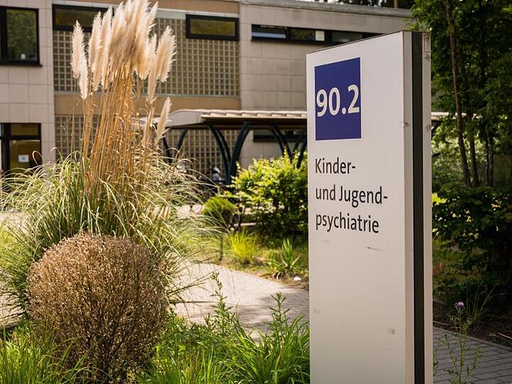 Eingangsbereich zur Klinik für Kinder- und Jugendpsychatrie des Universitätsklinikums in Homburg.