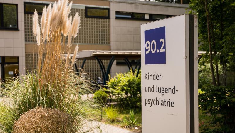 Eingangsbereich zur Klinik für Kinder- und Jugendpsychatrie des Universitätsklinikums in Homburg. Eingangsbereich zur Klinik für Kinder- und Jugendpsychatrie des Universitätsklinikums in Homburg.