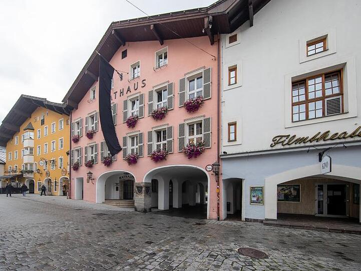 Als Zeichen der Trauer über ein Gewaltverbrechen in der Stadt wurde eine schwaze Fahne am Kitzbüheler Rathaus gehisst. Foto: Expa/ Johann Groder/APA/dpa
