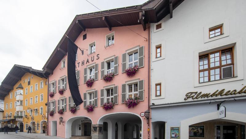 Als Zeichen der Trauer über ein Gewaltverbrechen in der Stadt wurde eine schwaze Fahne am Kitzbüheler Rathaus gehisst. Foto: Expa/ Johann Groder/APA/dpa Als Zeichen der Trauer über ein Gewaltverbrechen in der Stadt wurde eine schwaze Fahne am Kitzbüheler Rathaus gehisst. Foto: Expa/ Johann Groder/APA/dpa