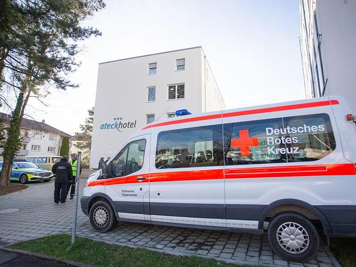 Ein Fahrzeug des Deutschen Roten Kreuzes steht vor einem Hotel in Kirchheim unter Teck, welches zu einer Quarantänestation umgerüstet worden ist.