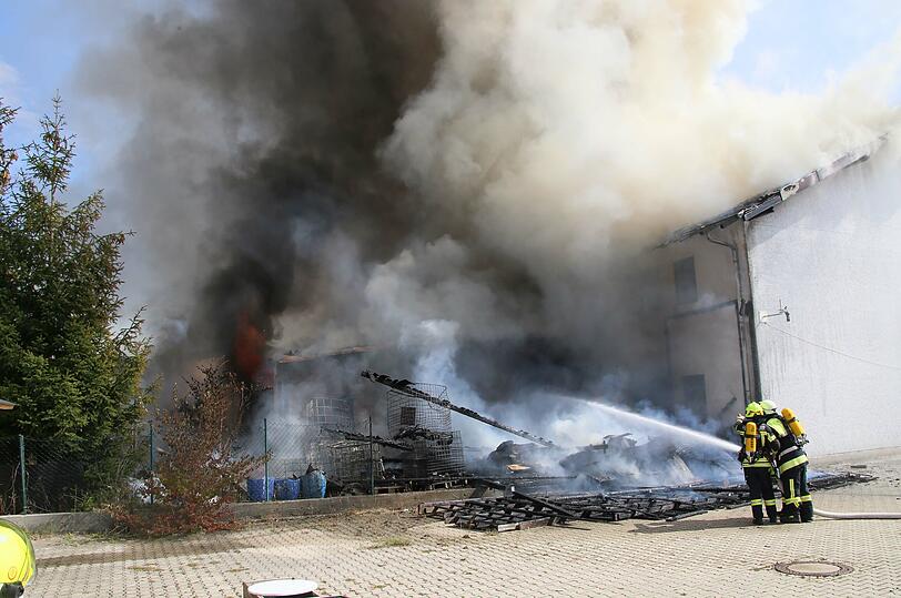 Als die Einsatzkräfte der Feuerwehr eintrafen, griffen die Flammen des brennenden Anbaus schon auf das Wohnhaus mit einem Farben- und Lackhandel über.