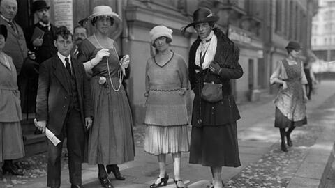 Transvestiten vor dem Eingang des Instituts für Sexualwissenschaft in Berlin 1921.