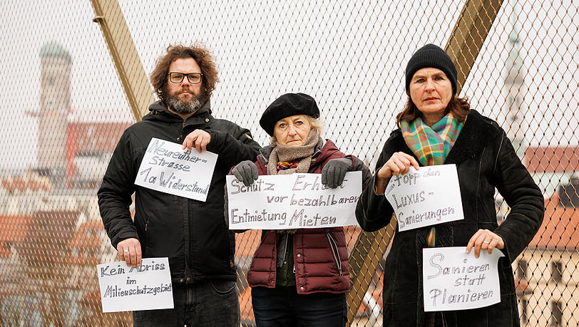 Sybille Loew (r.) und Max Hutschenreiter (l.) zusammen mit einer solidarischen Nachbarin. Sie fürchten um ihr Zuhause in Maxvorstadt und rufen zur großen Demo am Samstag auf. Sybille Loew (r.) und Max Hutschenreiter (l.) zusammen mit einer solidarischen Nachbarin. Sie fürchten um ihr Zuhause in Maxvorstadt und rufen zur großen Demo am Samstag auf.