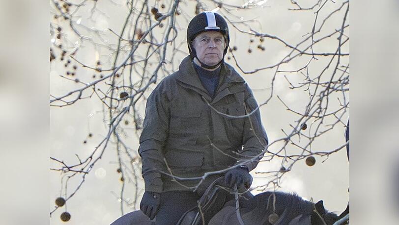 Andrew im Februar 2026 hoch zu Ross, jetzt wurde er wieder reitend gesehen. Andrew im Februar 2026 hoch zu Ross, jetzt wurde er wieder reitend gesehen.