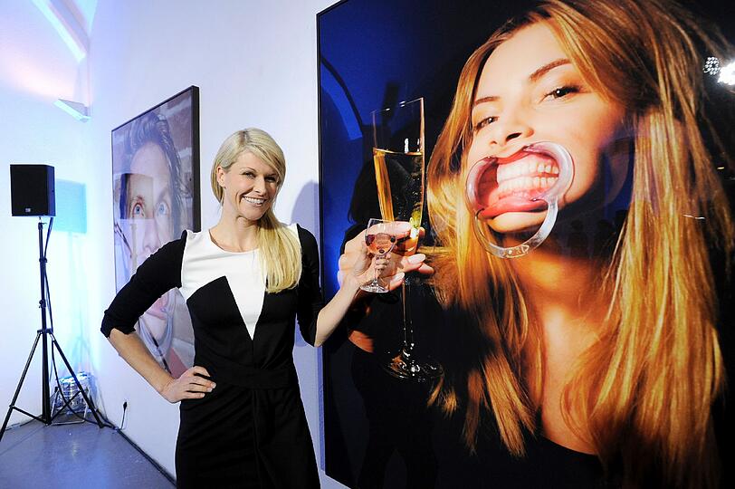 Giulia Siegel und Doreen Dietl bei Niels Ruf: Bitte recht freundlich: Promi-Vernissage auf der Praterinsel - Promis - Abendzeitung München