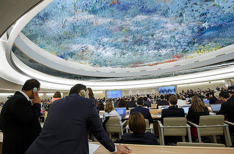 Delegierte hören am Montag bei er Eröffnungsrede zur Menschenrechts-Konferenz in Genf zu.
