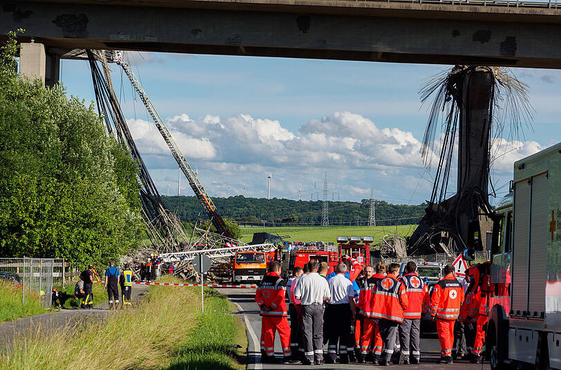 Schlimmer Unfall auf einer Baustelle unter einer Brücke der A7: Mindestens ein Bauarbeiter ist tödlich verunglückt.
