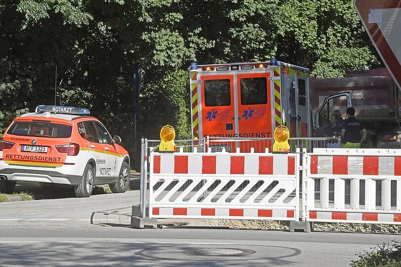 Wegen Arbeiten an der Fernwärme mussten Bauarbeiter ein Loch ausheben. Ein Frau ist mit ihrem Fahrrad hineingestürzt.